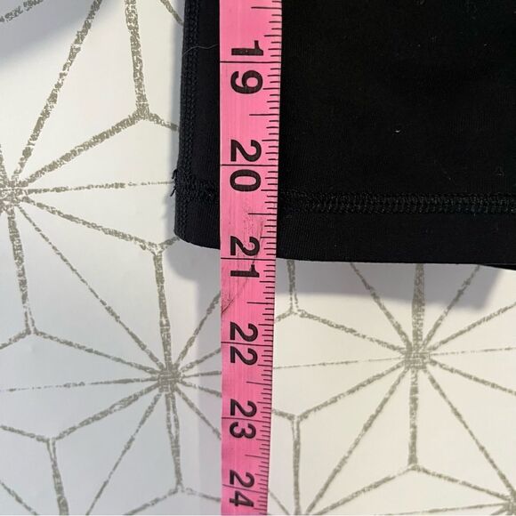 Lululemon Black Wunder Under Crop 21” - Picture 7 of 7